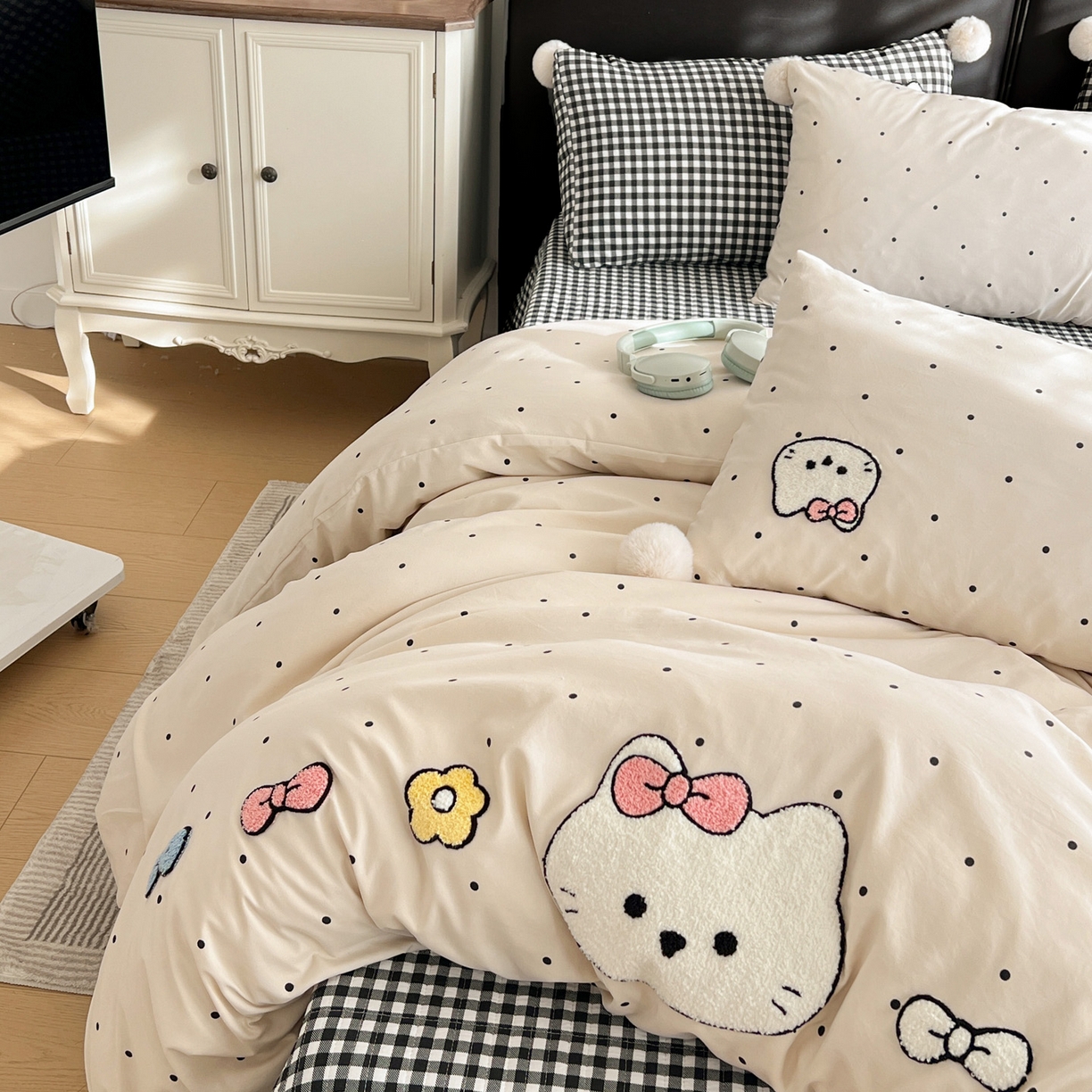 91家纺网 家纺一手货源 找家纺 富米莱（原臻工厂） 2026新款水洗棉波点毛巾绣黑格球球款床盖床裙四件套 幸福猫咪-米
