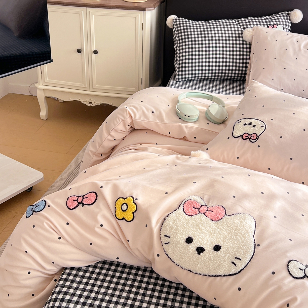 91家纺网 家纺一手货源 找家纺 富米莱（原臻工厂） 2026新款水洗棉波点毛巾绣黑格球球款床盖床裙四件套 幸福猫咪-粉