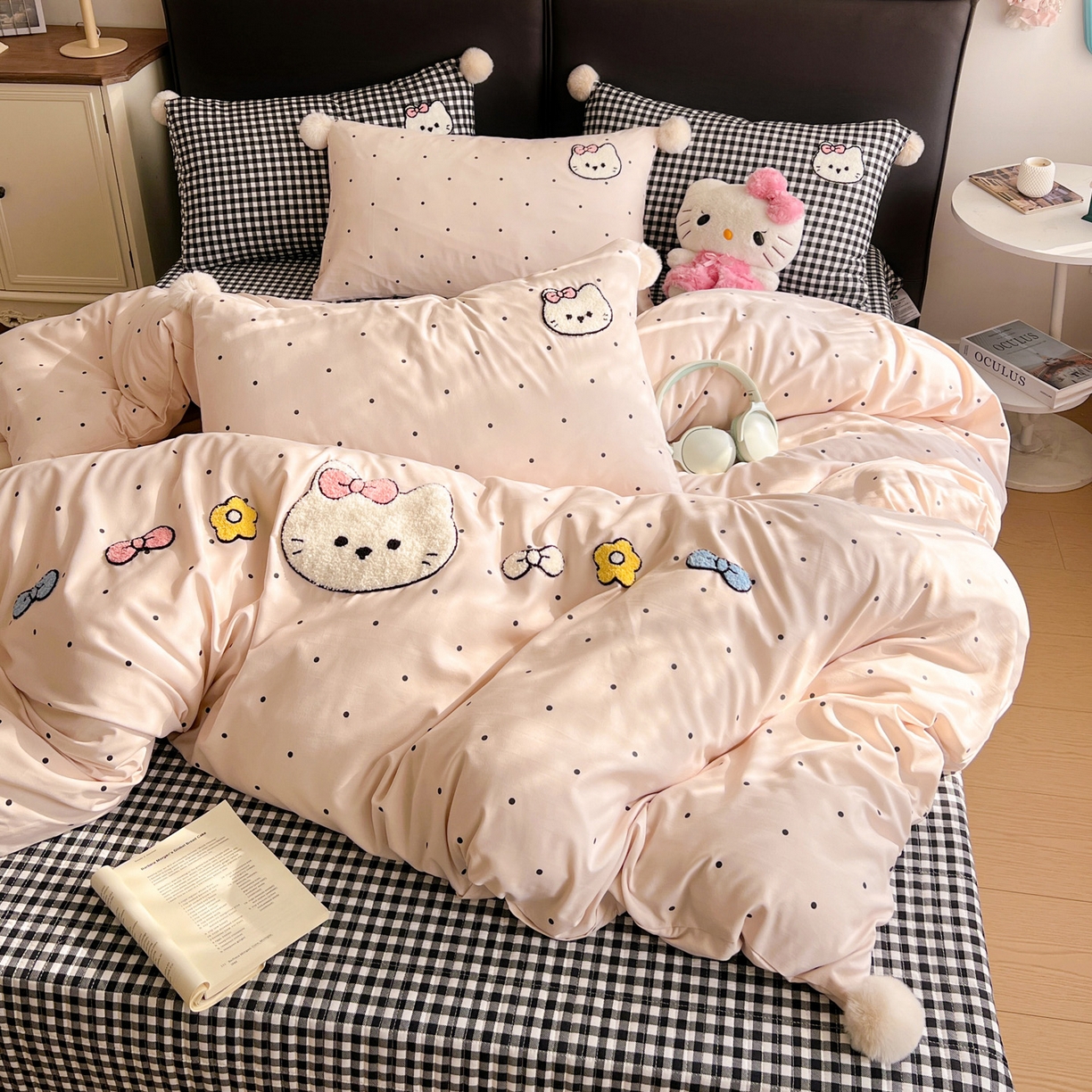 91家纺网 家纺一手货源 找家纺 富米莱（原臻工厂） 2026新款水洗棉波点毛巾绣黑格球球款床盖床裙四件套 幸福猫咪-粉