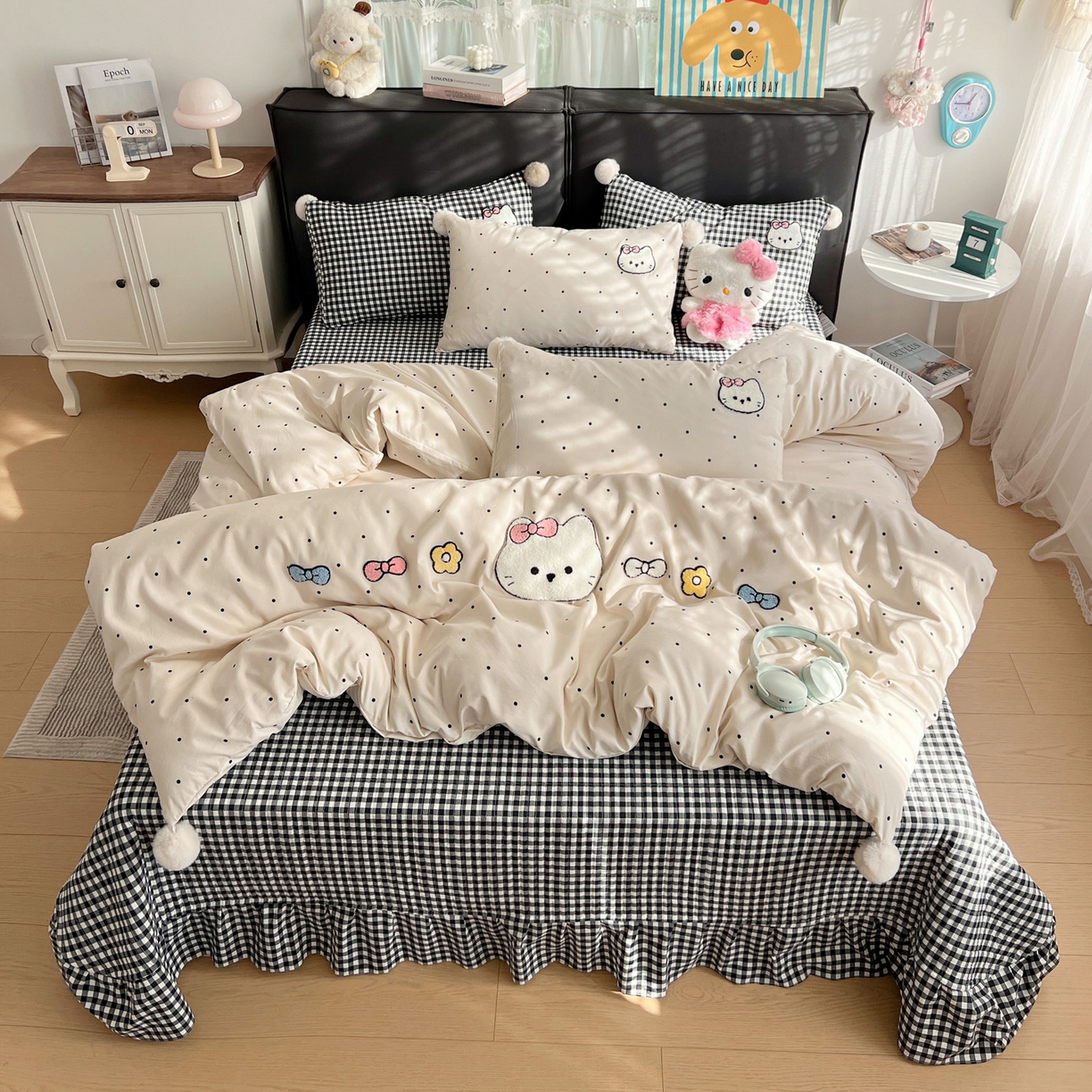 91家纺网 家纺一手货源 找家纺 富米莱（原臻工厂） 2026新款水洗棉波点毛巾绣黑格球球款床盖床裙四件套 幸福猫咪-米