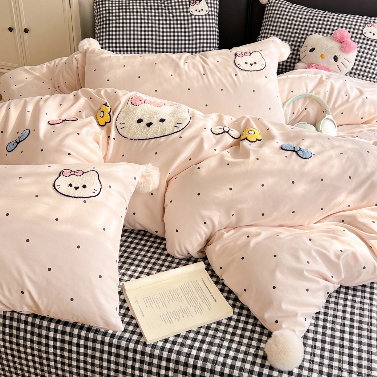 91家纺网 家纺一手货源 找家纺 富米莱（原臻工厂） 2026新款水洗棉波点毛巾绣黑格球球款床盖床裙四件套 幸福猫咪-粉