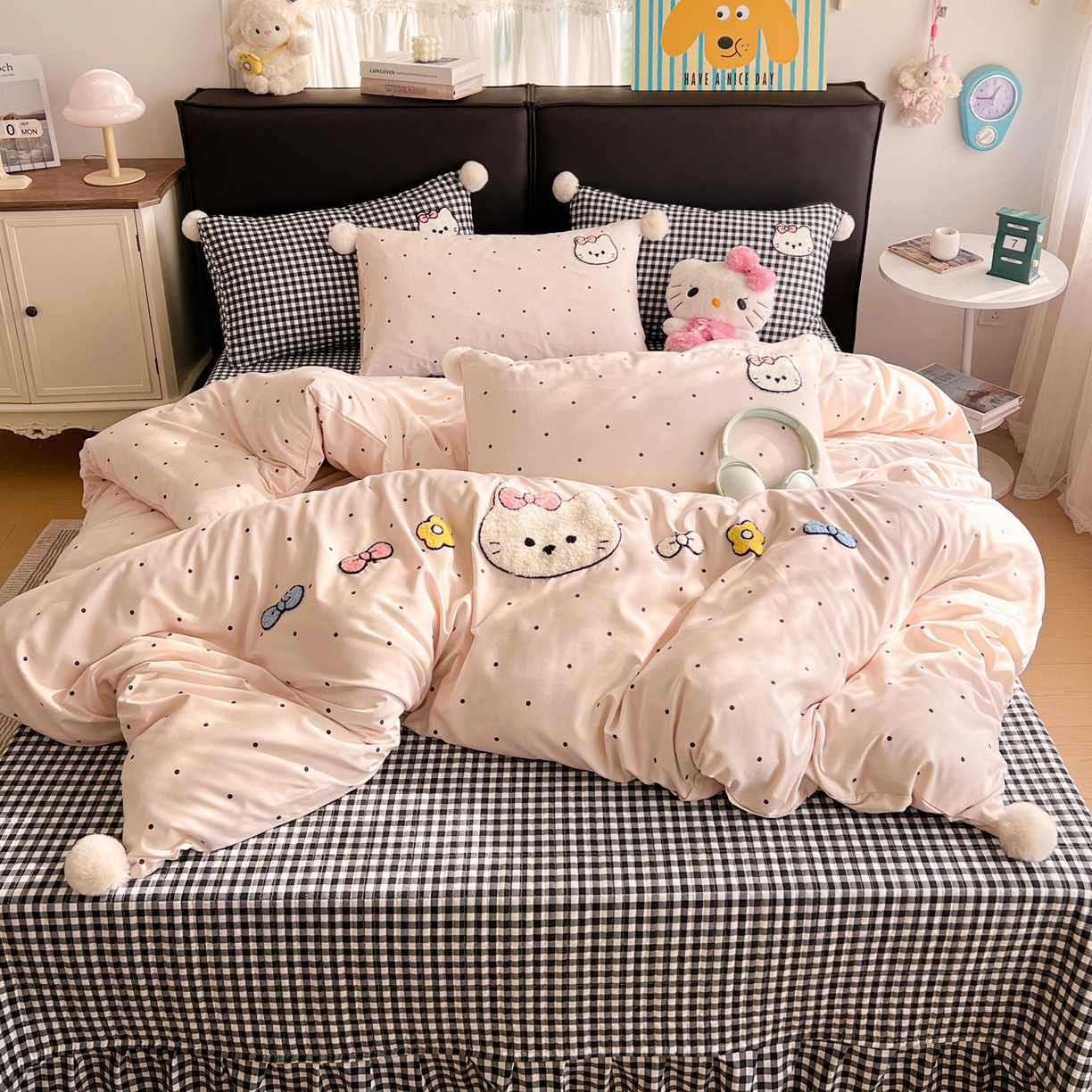 91家纺网 家纺一手货源 找家纺 富米莱（原臻工厂） 2026新款水洗棉波点毛巾绣黑格球球款床盖床裙四件套 幸福猫咪-粉