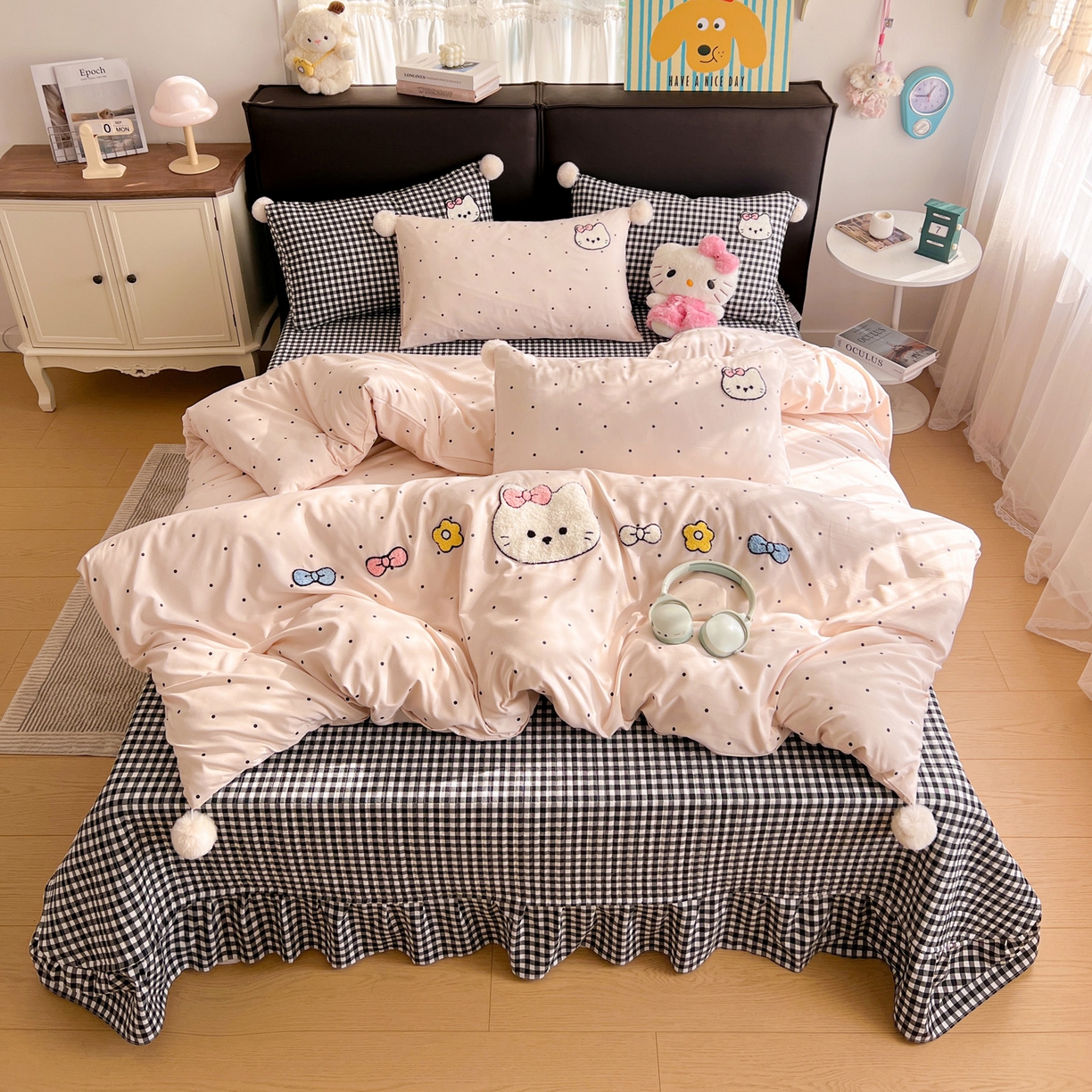91家纺网 家纺一手货源 找家纺 富米莱（原臻工厂） 2026新款水洗棉波点毛巾绣黑格球球款床盖床裙四件套 幸福猫咪-粉