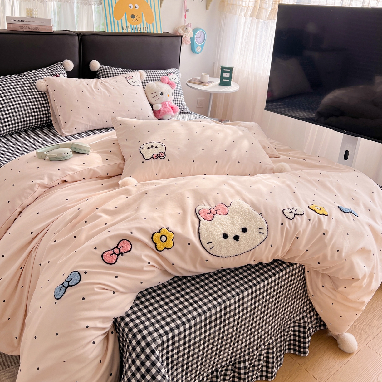 91家纺网 家纺一手货源 找家纺 富米莱（原臻工厂） 2026新款水洗棉波点毛巾绣黑格球球款床盖床裙四件套 幸福猫咪-粉