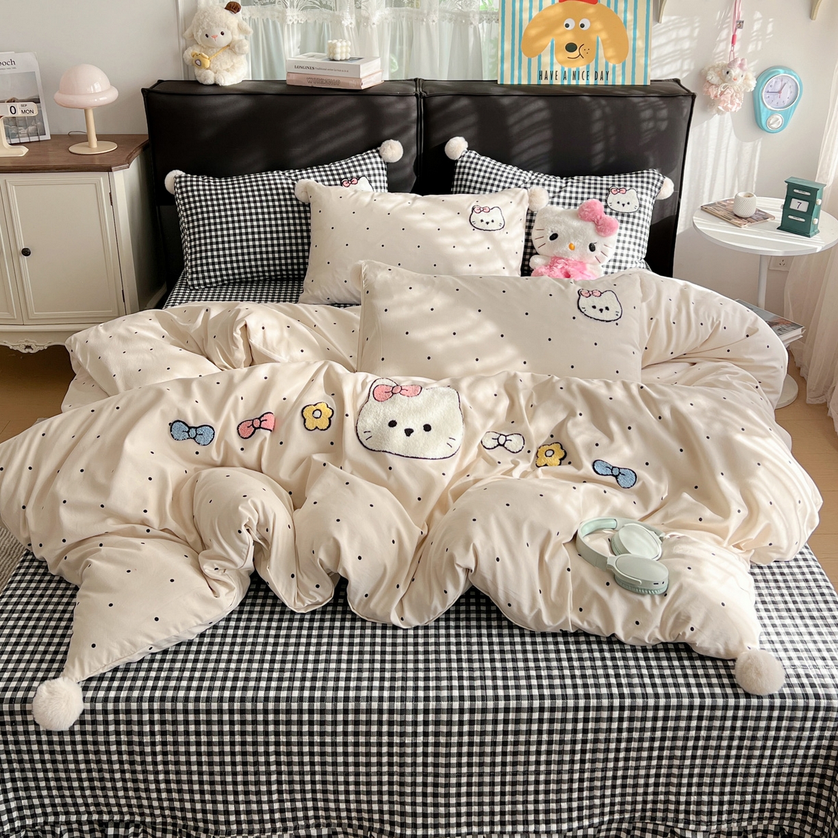 91家纺网 家纺一手货源 找家纺 富米莱（原臻工厂） 2026新款水洗棉波点毛巾绣黑格球球款床盖床裙四件套 幸福猫咪-米