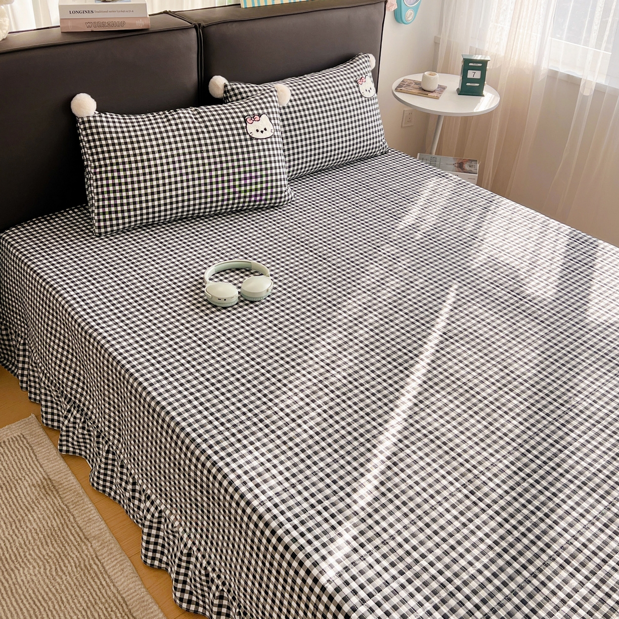 91家纺网 家纺一手货源 找家纺 富米莱（原臻工厂） 2026新款水洗棉波点毛巾绣黑格球球款床盖床裙四件套 幸福猫咪-粉