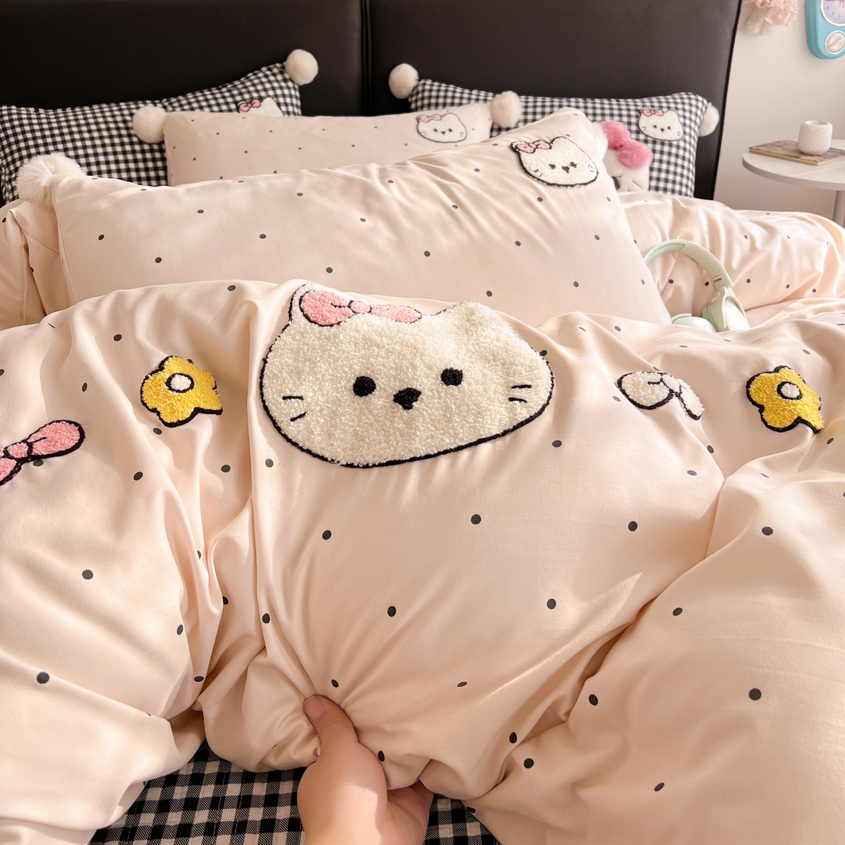 91家纺网 家纺一手货源 找家纺 富米莱（原臻工厂） 2026新款水洗棉波点毛巾绣黑格球球款床盖床裙四件套 幸福猫咪-粉