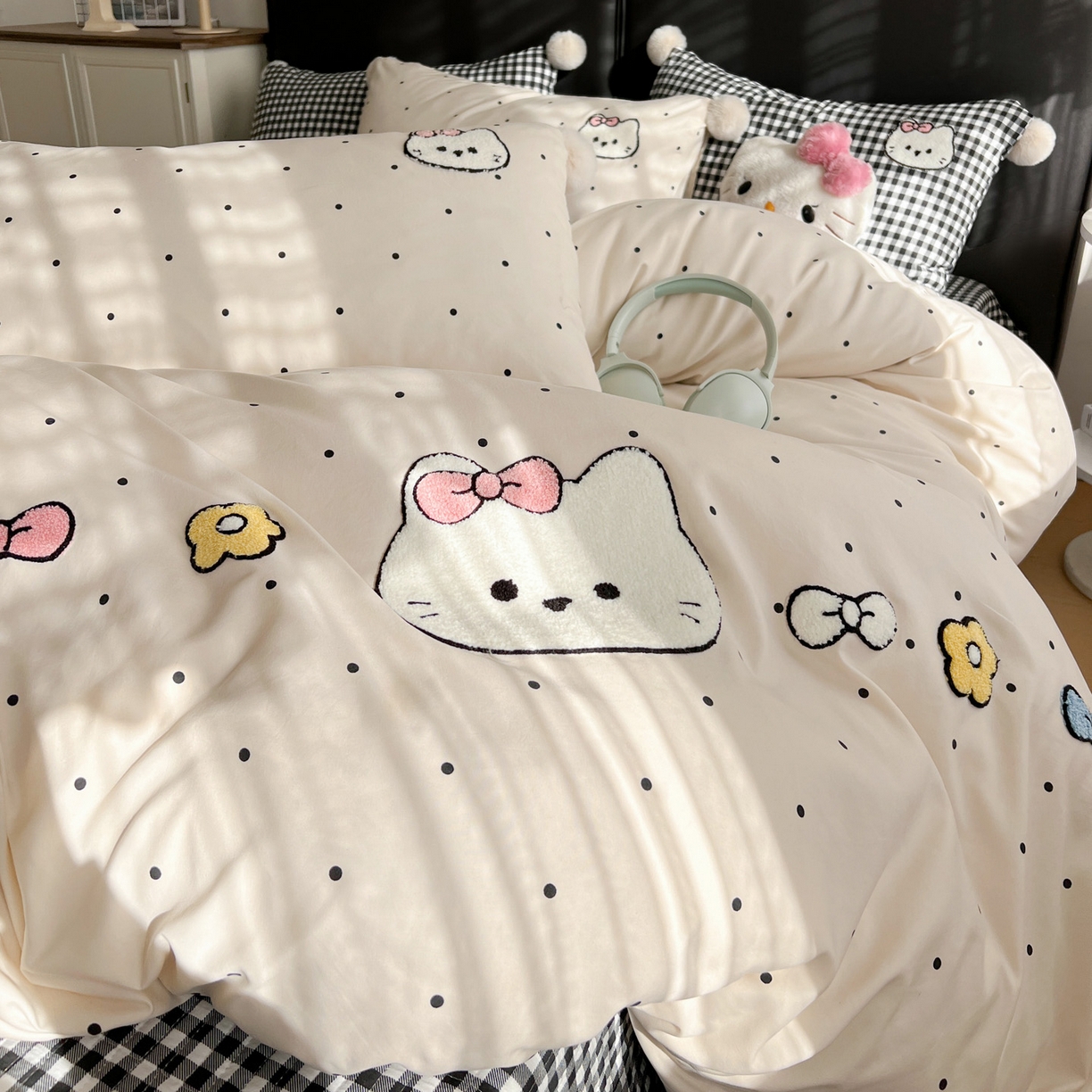 91家纺网 家纺一手货源 找家纺 富米莱（原臻工厂） 2026新款水洗棉波点毛巾绣黑格球球款床盖床裙四件套 幸福猫咪-米