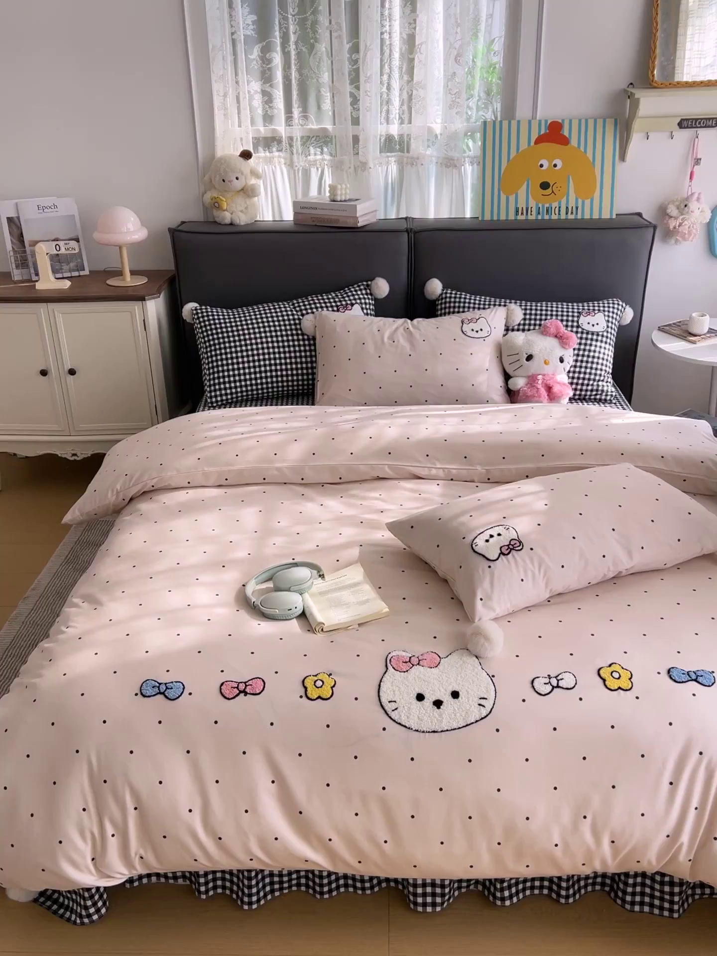 91家纺网 家纺一手货源 找家纺 富米莱（原臻工厂） 2026新款水洗棉波点毛巾绣黑格球球款床盖床裙四件套 幸福猫咪-粉