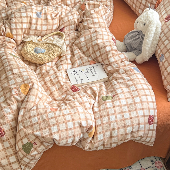 91家纺网 家纺一手货源 找家纺 妖妖家纺 2026新款敲可爱的奶呼呼云感双层纱简约四件套系列 田间瓜瓜