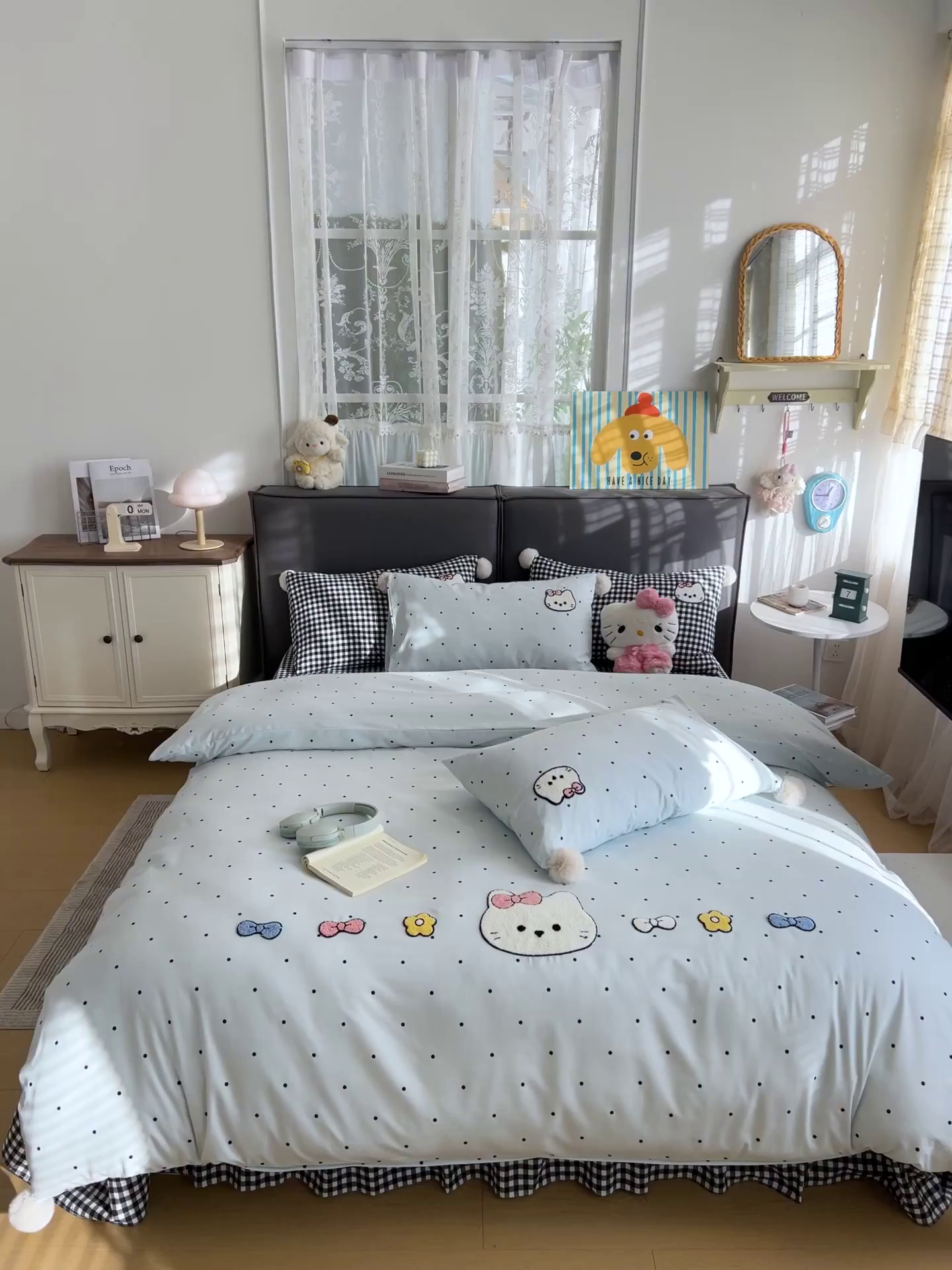 91家纺网 家纺一手货源 找家纺 富米莱（原臻工厂） 2026新款水洗棉波点毛巾绣黑格球球款床盖床裙四件套 幸福猫咪-蓝
