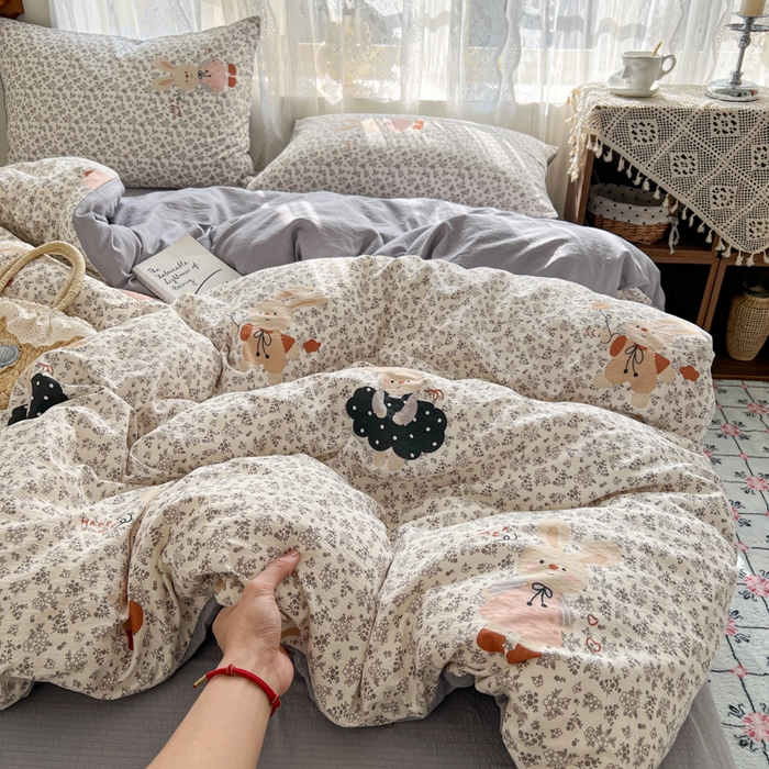 91家纺网 家纺一手货源 找家纺 妖妖家纺 2026新款敲可爱的奶呼呼云感双层纱简约四件套系列 跳跃萌兔