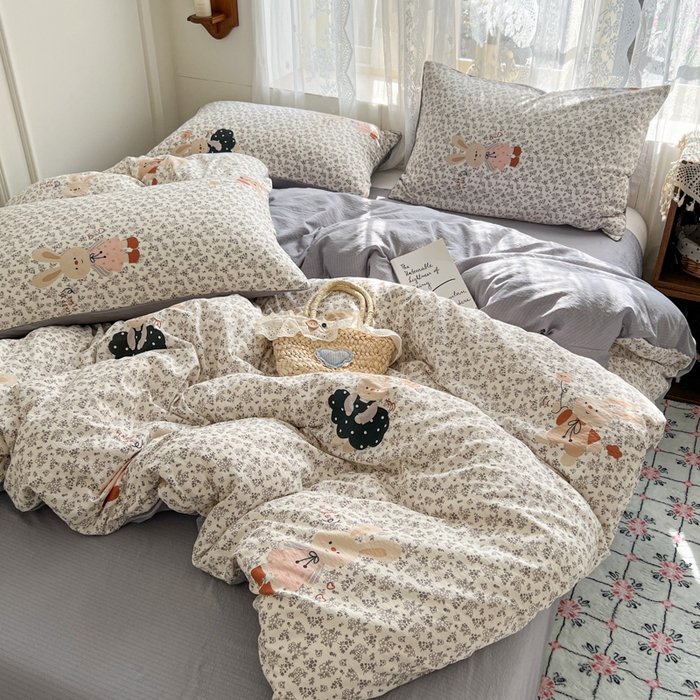 91家纺网 家纺一手货源 找家纺 妖妖家纺 2026新款敲可爱的奶呼呼云感双层纱简约四件套系列 跳跃萌兔