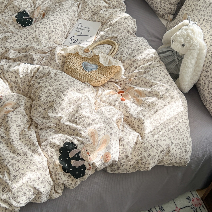 91家纺网 家纺一手货源 找家纺 妖妖家纺 2026新款敲可爱的奶呼呼云感双层纱简约四件套系列 跳跃萌兔