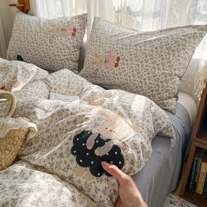 91家纺网 家纺一手货源 找家纺 妖妖家纺 2026新款敲可爱的奶呼呼云感双层纱简约四件套系列 跳跃萌兔