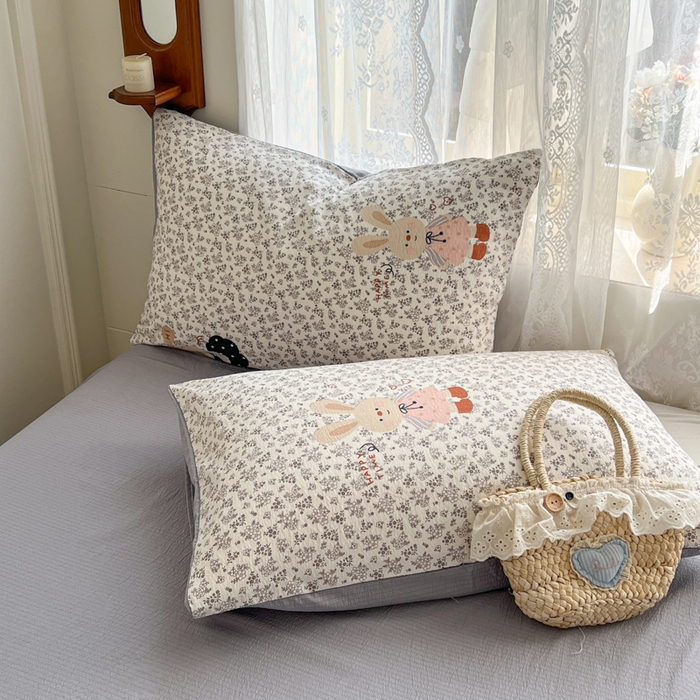 91家纺网 家纺一手货源 找家纺 妖妖家纺 2026新款敲可爱的奶呼呼云感双层纱简约四件套系列 跳跃萌兔