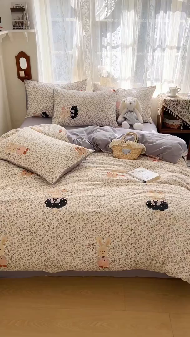 91家纺网 家纺一手货源 找家纺 妖妖家纺 2026新款敲可爱的奶呼呼云感双层纱简约四件套系列 跳跃萌兔