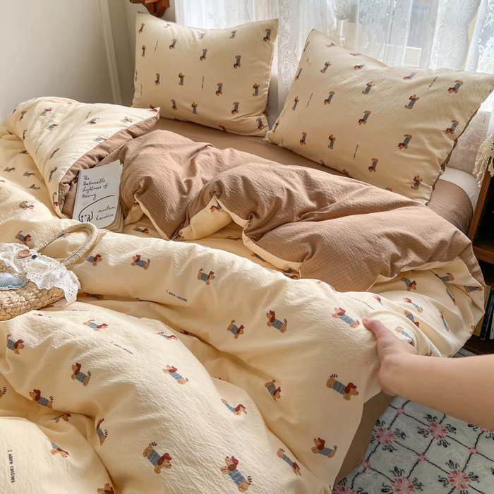 91家纺网 家纺一手货源 找家纺 妖妖家纺 2026新款敲可爱的奶呼呼云感双层纱简约四件套系列 小狗入学