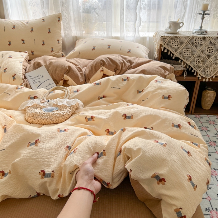 91家纺网 家纺一手货源 找家纺 妖妖家纺 2026新款敲可爱的奶呼呼云感双层纱简约四件套系列 小狗入学