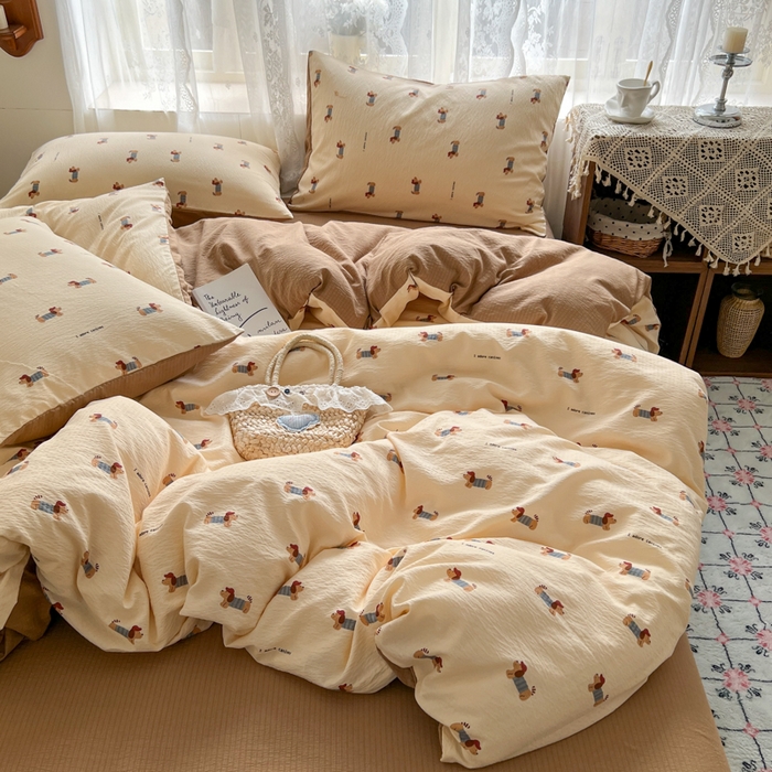 91家纺网 家纺一手货源 找家纺 妖妖家纺 2026新款敲可爱的奶呼呼云感双层纱简约四件套系列 小狗入学