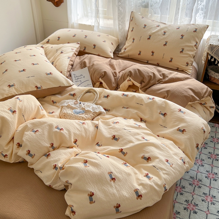 91家纺网 家纺一手货源 找家纺 妖妖家纺 2026新款敲可爱的奶呼呼云感双层纱简约四件套系列 小狗入学