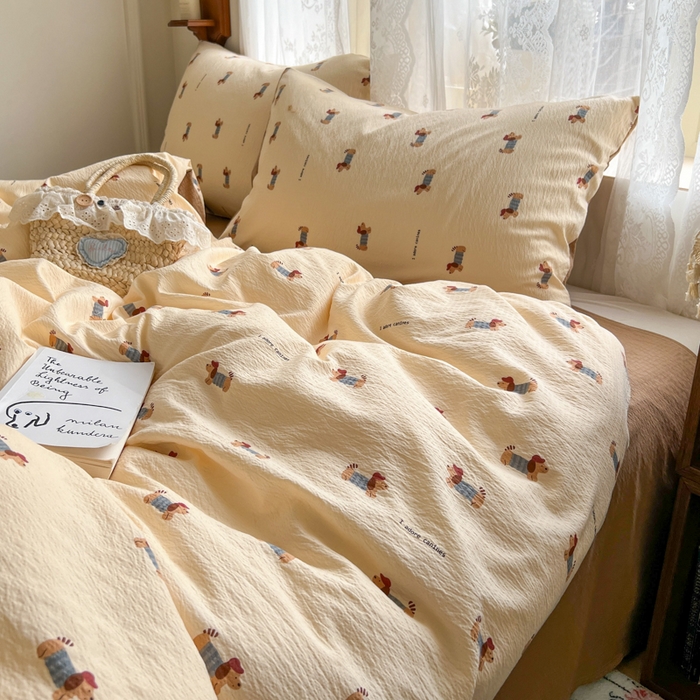 91家纺网 家纺一手货源 找家纺 妖妖家纺 2026新款敲可爱的奶呼呼云感双层纱简约四件套系列 小狗入学