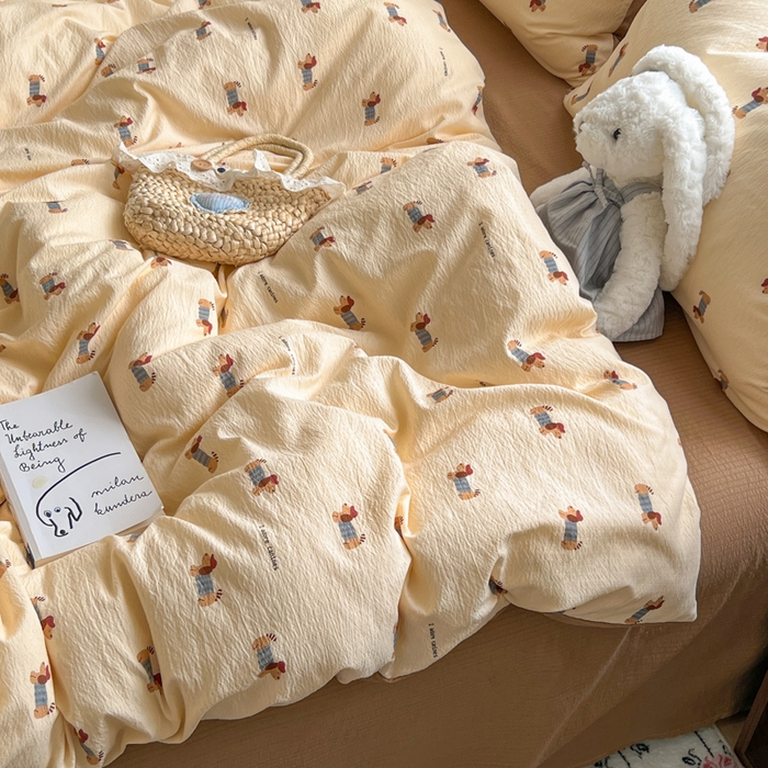 91家纺网 家纺一手货源 找家纺 妖妖家纺 2026新款敲可爱的奶呼呼云感双层纱简约四件套系列 小狗入学