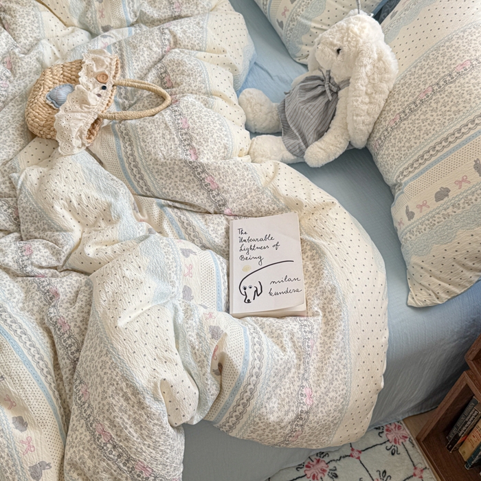 91家纺网 家纺一手货源 找家纺 妖妖家纺 2026新款敲可爱的奶呼呼云感双层纱简约四件套系列 小兔啵啵花