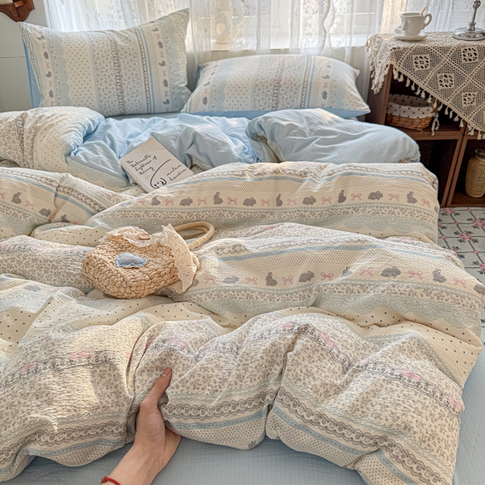 91家纺网 家纺一手货源 找家纺 妖妖家纺 2026新款敲可爱的奶呼呼云感双层纱简约四件套系列 小兔啵啵花