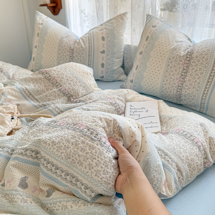 91家纺网 家纺一手货源 找家纺 妖妖家纺 2026新款敲可爱的奶呼呼云感双层纱简约四件套系列 小兔啵啵花