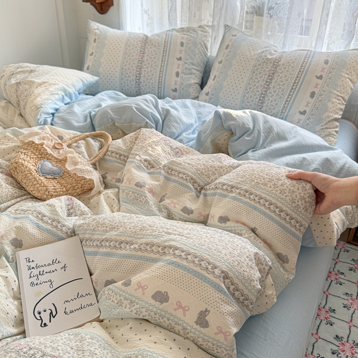 91家纺网 家纺一手货源 找家纺 妖妖家纺 2026新款敲可爱的奶呼呼云感双层纱简约四件套系列 小兔啵啵花