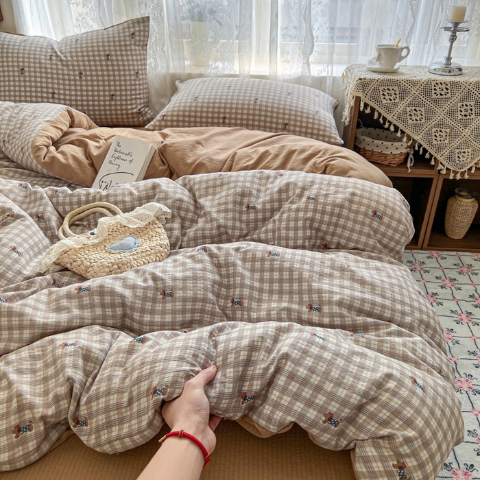 91家纺网 家纺一手货源 找家纺 妖妖家纺 2026新款敲可爱的奶呼呼云感双层纱简约四件套系列 英伦小汪