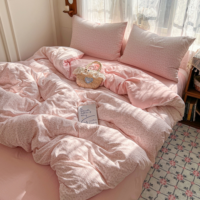 91家纺网 家纺一手货源 找家纺 妖妖家纺 2026新款敲可爱的奶呼呼云感双层纱简约四件套系列 月垂瓣