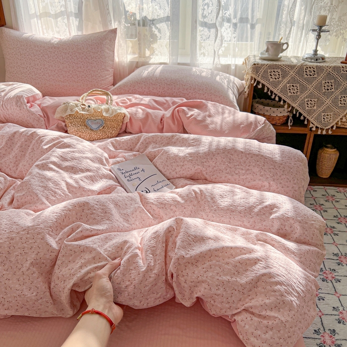 91家纺网 家纺一手货源 找家纺 妖妖家纺 2026新款敲可爱的奶呼呼云感双层纱简约四件套系列 月垂瓣