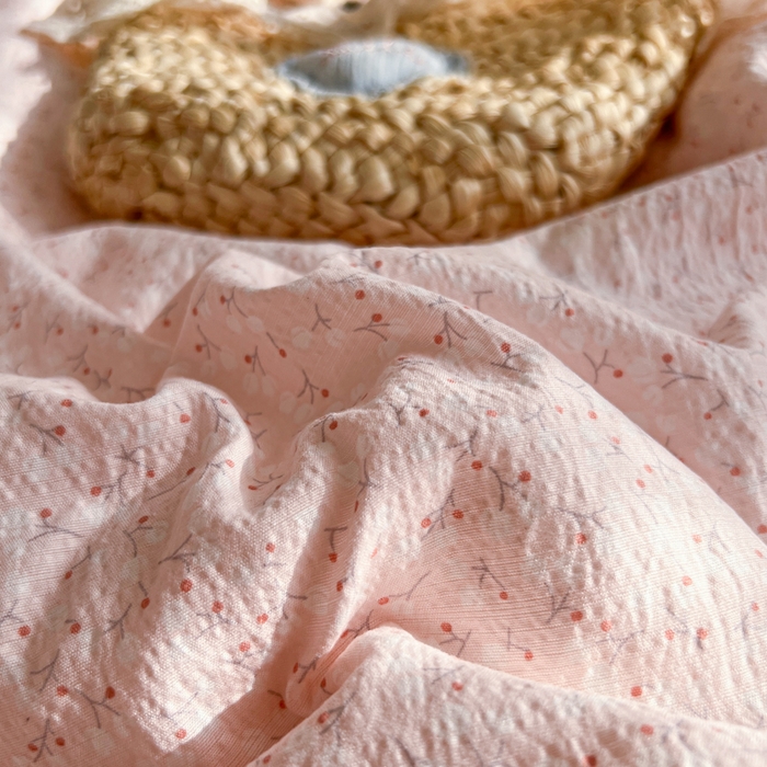 91家纺网 家纺一手货源 找家纺 妖妖家纺 2026新款敲可爱的奶呼呼云感双层纱简约四件套系列 月垂瓣