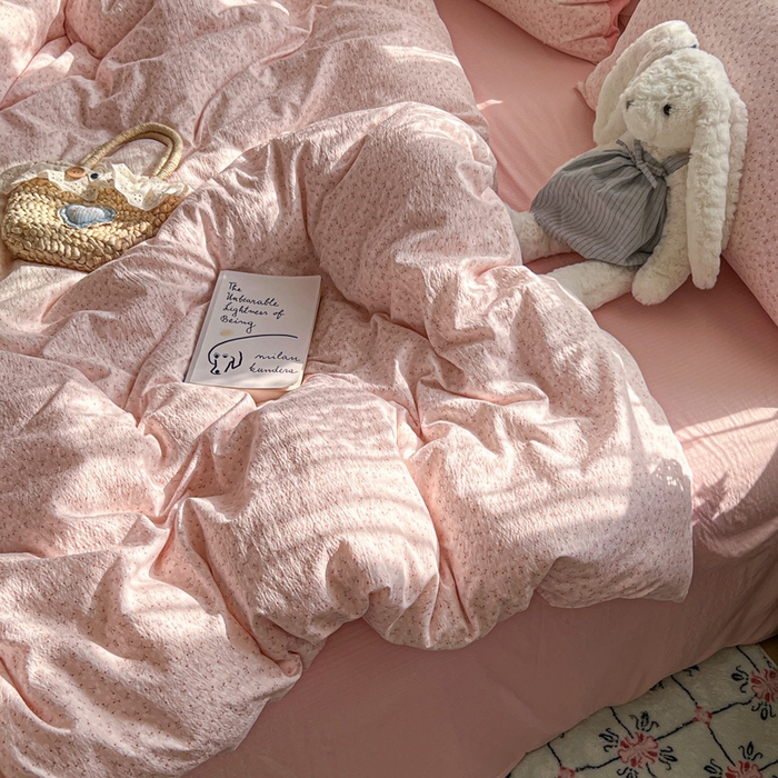 91家纺网 家纺一手货源 找家纺 妖妖家纺 2026新款敲可爱的奶呼呼云感双层纱简约四件套系列 月垂瓣