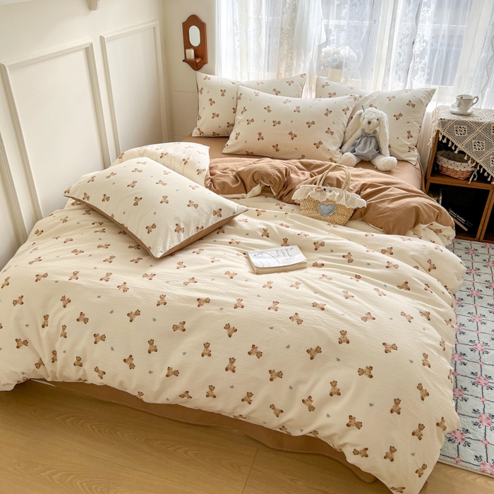 91家纺网 家纺一手货源 找家纺 妖妖家纺 2026新款敲可爱的奶呼呼云感双层纱简约四件套系列 云朵小熊