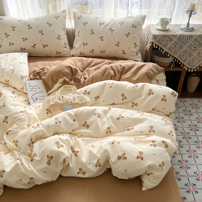 91家纺网 家纺一手货源 找家纺 妖妖家纺 2026新款敲可爱的奶呼呼云感双层纱简约四件套系列 云朵小熊