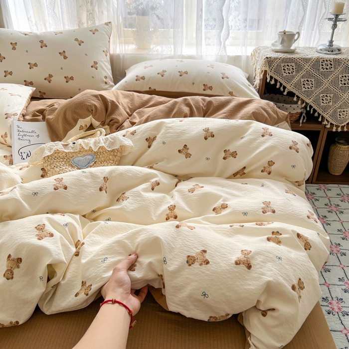 91家纺网 家纺一手货源 找家纺 妖妖家纺 2026新款敲可爱的奶呼呼云感双层纱简约四件套系列 云朵小熊