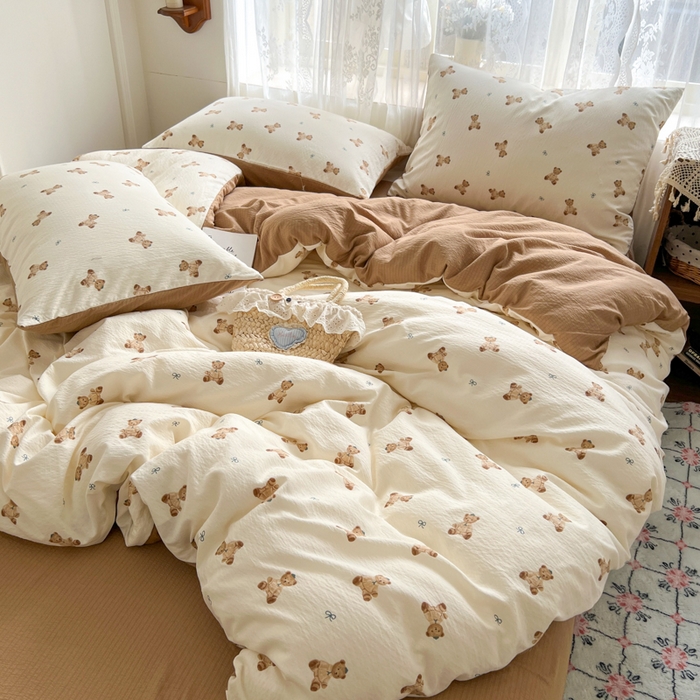 91家纺网 家纺一手货源 找家纺 妖妖家纺 2026新款敲可爱的奶呼呼云感双层纱简约四件套系列 云朵小熊