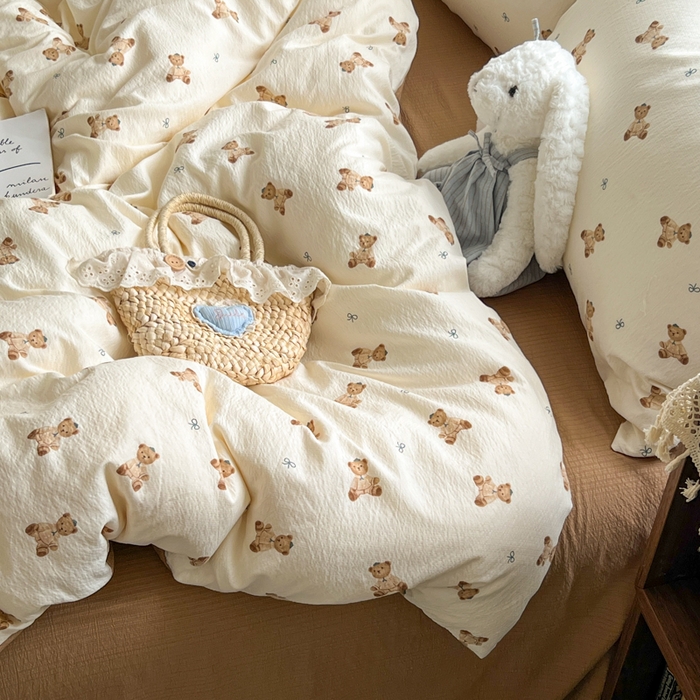 91家纺网 家纺一手货源 找家纺 妖妖家纺 2026新款敲可爱的奶呼呼云感双层纱简约四件套系列 云朵小熊