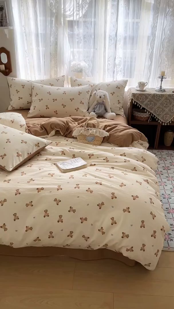 91家纺网 家纺一手货源 找家纺 妖妖家纺 2026新款敲可爱的奶呼呼云感双层纱简约四件套系列 云朵小熊