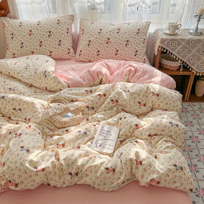 91家纺网 家纺一手货源 找家纺 妖妖家纺 2026新款敲可爱的奶呼呼云感双层纱简约四件套系列 爪印花间