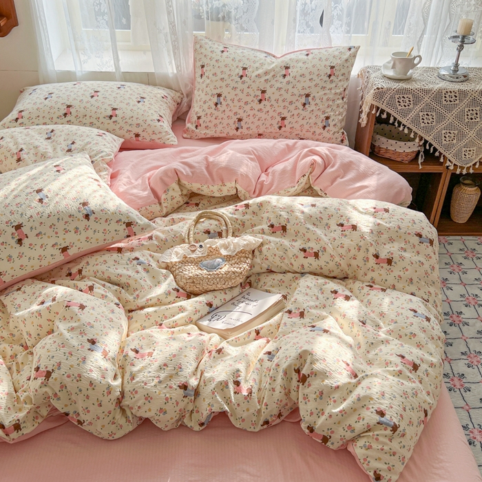 91家纺网 家纺一手货源 找家纺 妖妖家纺 2026新款敲可爱的奶呼呼云感双层纱简约四件套系列 爪印花间