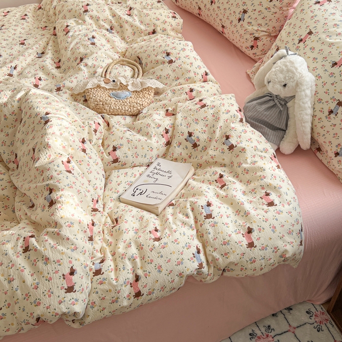 91家纺网 家纺一手货源 找家纺 妖妖家纺 2026新款敲可爱的奶呼呼云感双层纱简约四件套系列 爪印花间