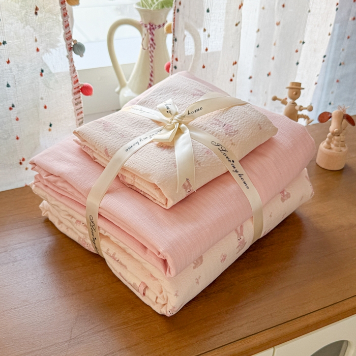 91家纺网 家纺一手货源 找家纺 妖妖家纺 2026新款敲可爱的奶呼呼云感双层纱简约四件套系列 叠拍