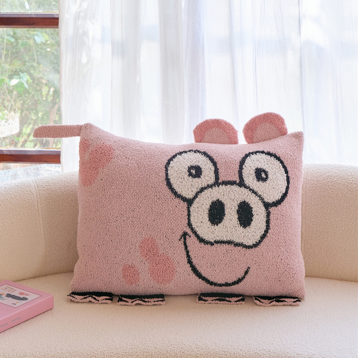 91家纺网 家纺一手货源 找家纺 暖绵绵家纺 2026新款可爱卡通半边绒抱枕含芯-黎花猪（大号抱枕券后/折后零售价不得低于153元，小号抱枕不得低于99元） 小号黎花猪