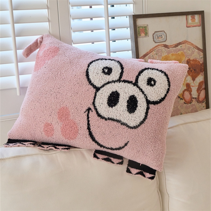 91家纺网 家纺一手货源 找家纺 暖绵绵家纺 2026新款可爱卡通半边绒抱枕含芯-黎花猪（大号抱枕券后/折后零售价不得低于153元，小号抱枕不得低于99元） 小号黎花猪