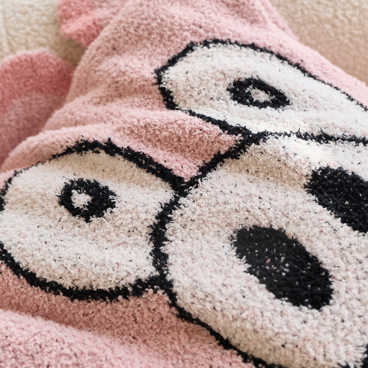 91家纺网 家纺一手货源 找家纺 暖绵绵家纺 2026新款可爱卡通半边绒抱枕含芯-黎花猪（大号抱枕券后/折后零售价不得低于153元，小号抱枕不得低于99元） 大号黎花猪