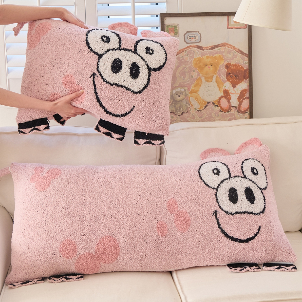 91家纺网 家纺一手货源 找家纺 暖绵绵家纺 2026新款可爱卡通半边绒抱枕含芯-黎花猪（大号抱枕券后/折后零售价不得低于153元，小号抱枕不得低于99元） 大号黎花猪